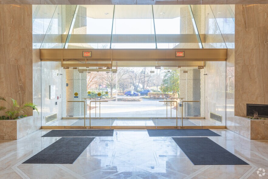 More Photos Of 800 S Frederick Ave, Gaithersburg Office For Sale