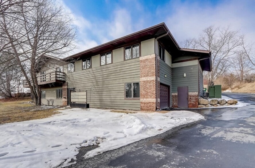 More Photos Of 2987 Yarmouth Greenway Dr, Madison Office For Sale