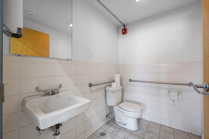 More Photos Of 215 Market St, Perth Amboy Office For Lease