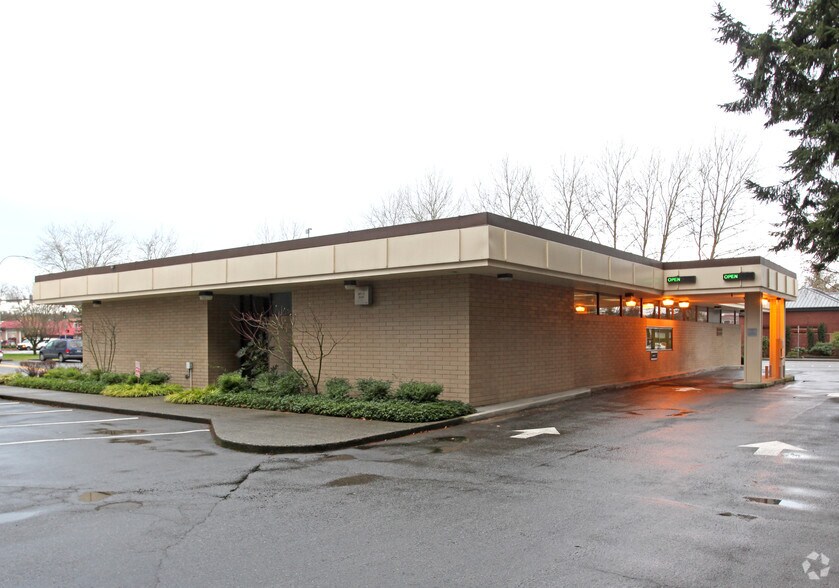 More Photos Of 17000 Avondale Way NE, Redmond Bank For Sale