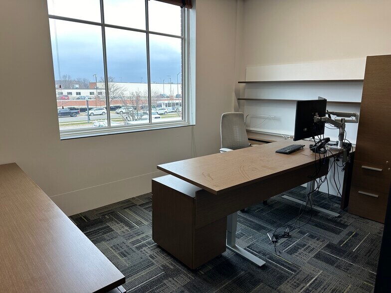 More Photos Of 85 E 8th St, Holland Medical For Lease