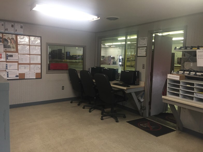 More Photos Of 2015 Lukens St NE, Roanoke Warehouse For Lease