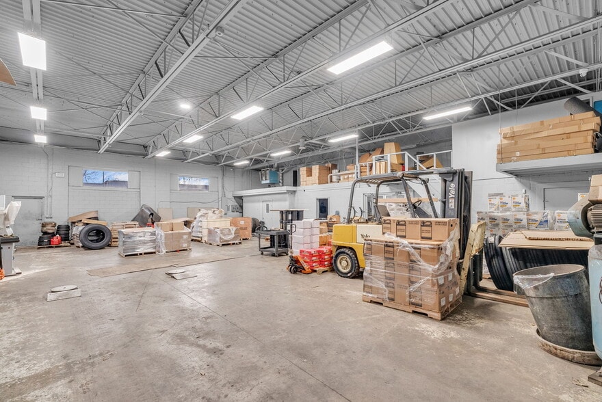 More Photos Of 1475 S Newburgh Rd, Westland Light Distribution For Sale