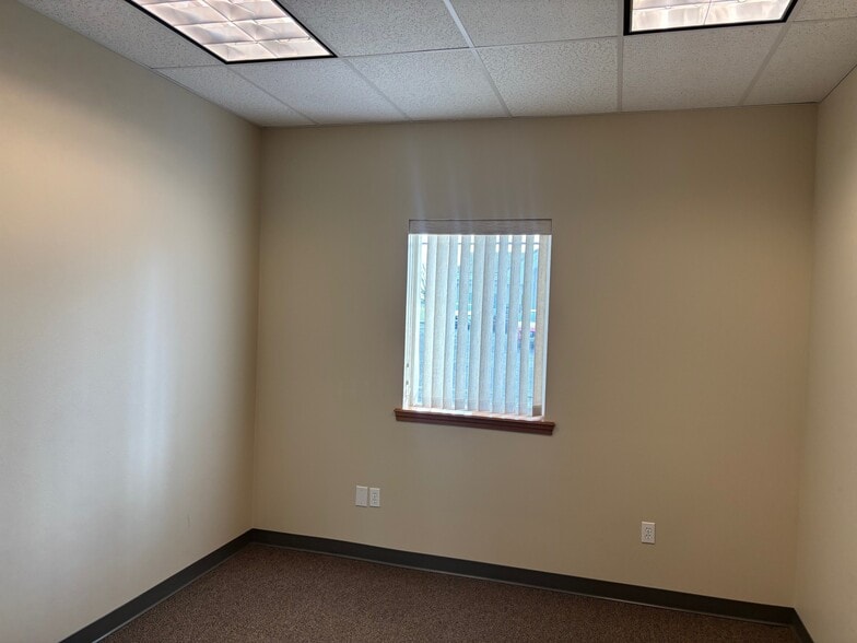 More Photos Of 2805 Saint Andrews Loop, Pasco Office For Lease