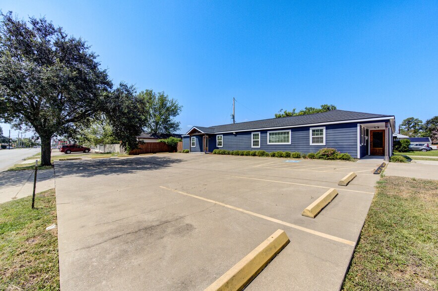 More Photos Of 2208 Strawberry Rd, Pasadena Office Residential For Sale