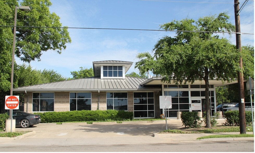 Primary Photo Of 2835 Al Lipscomb Way, Dallas Medical For Sale