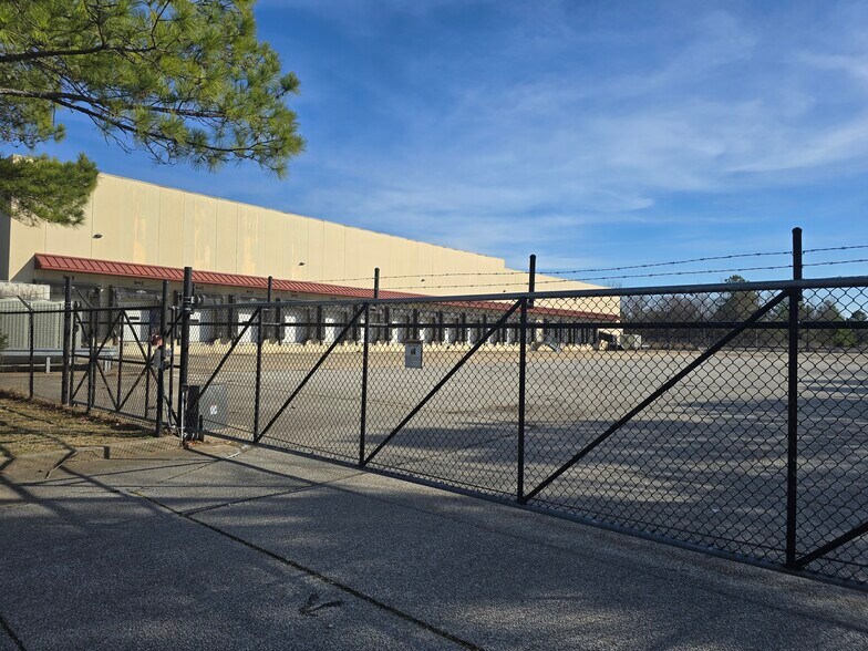 More Photos Of 10777 High Point Dr, Olive Branch Distribution For Lease