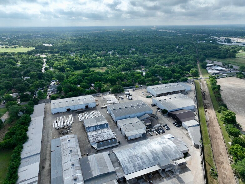 More Photos Of 301 Pleasant Dr, Dallas Warehouse For Lease
