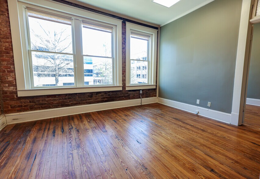 More Photos Of 154 Magnolia St, Spartanburg Storefront Retail Office For Lease