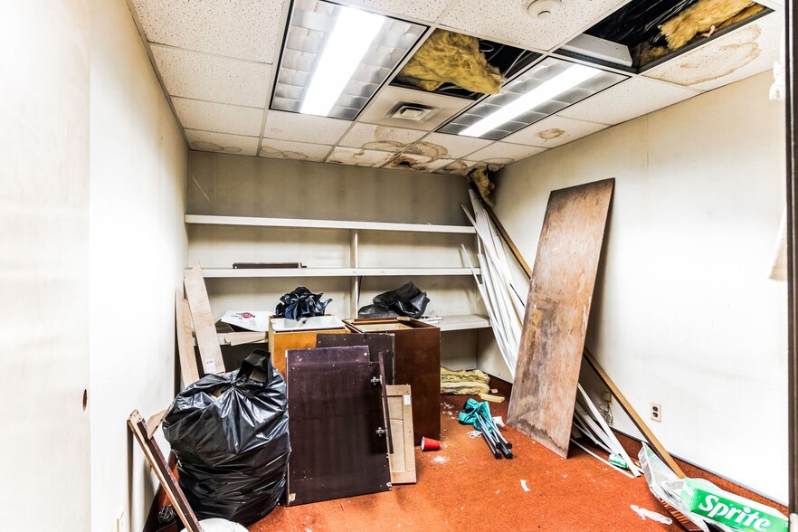 More Photos Of 200 W 4th St, Plainfield Light Distribution For Lease