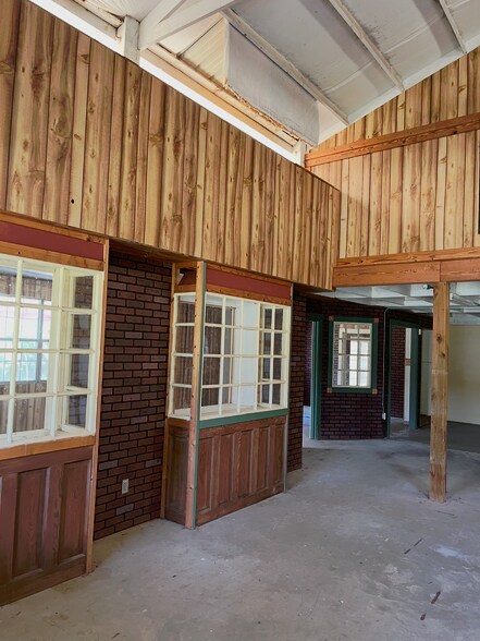 More Photos Of 938 Springdale Dr, Clinton Garden Center For Sale