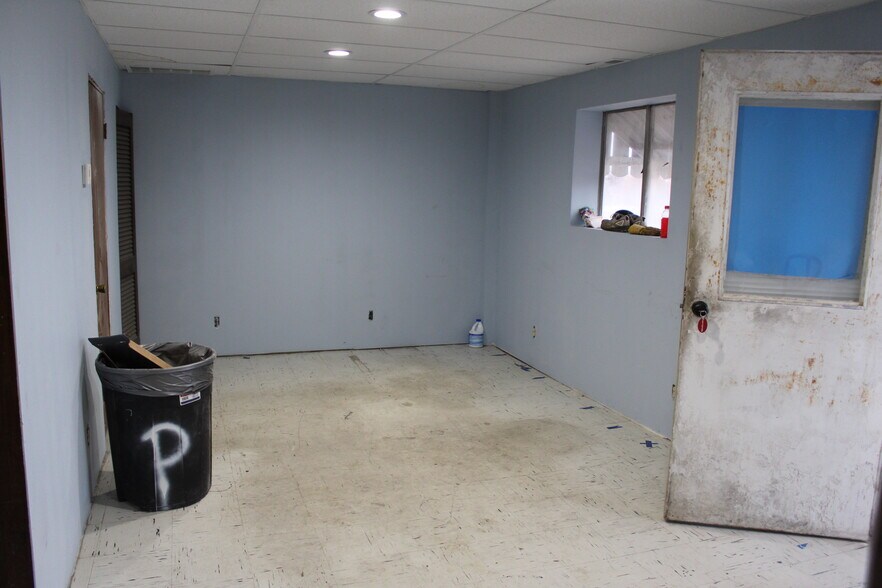 More Photos Of 1401 Black River Industrial Park Rd, Poplar Bluff Flex For Sale