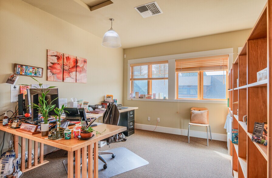 More Photos Of 257 S Pine St, Sisters Office For Sale