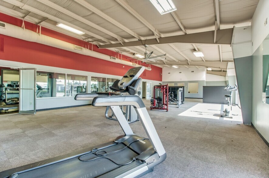 More Photos Of 2500 S Ferdon Blvd, Crestview Storefront For Lease