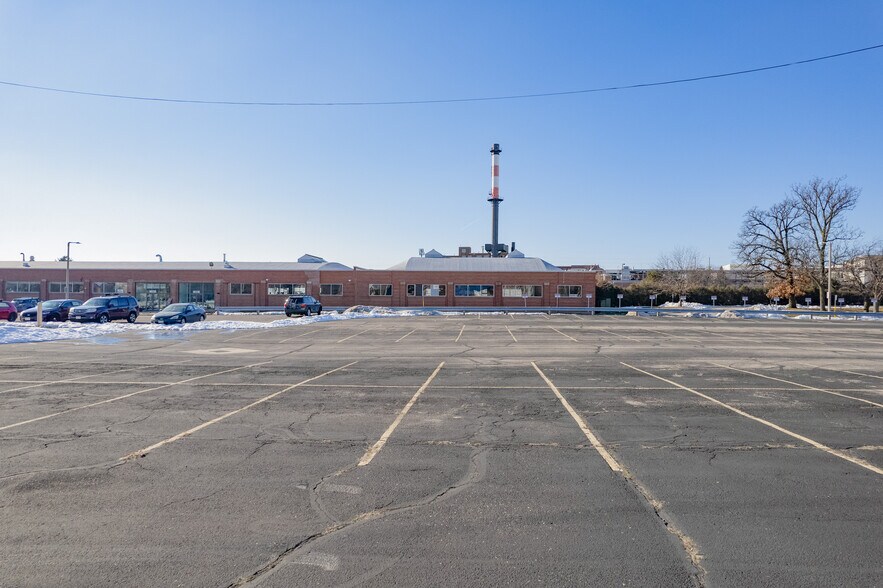 More Photos Of 702 Oscar ave, Madison Showroom For Sale
