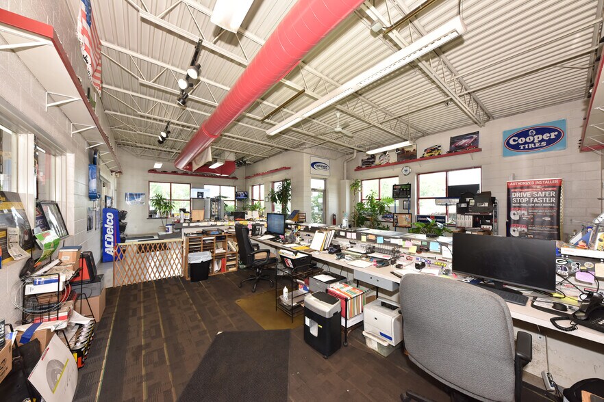 More Photos Of 820 W Sumner St, Hartford Auto Repair For Sale