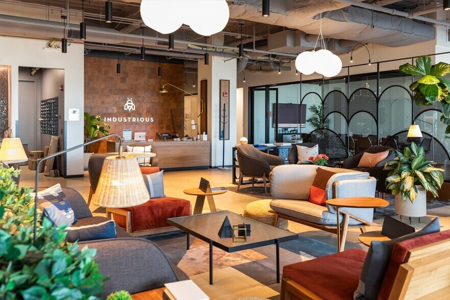 Primary Photo Of 909 Davis St, Evanston Coworking Space