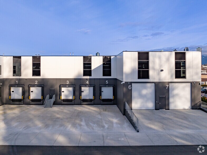 More Photos Of 3855 Wayburne Dr, Burnaby Flex For Sale