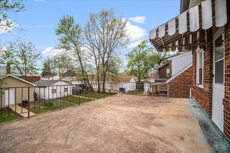 More Photos Of 8700 Gravois Rd, Saint Louis Storefront Retail Residential For Sale