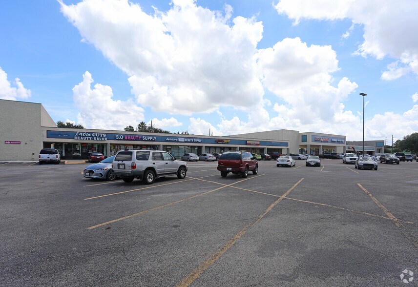 More Photos Of 13030-13190 Veterans Memorial Dr, Houston Unknown For Lease