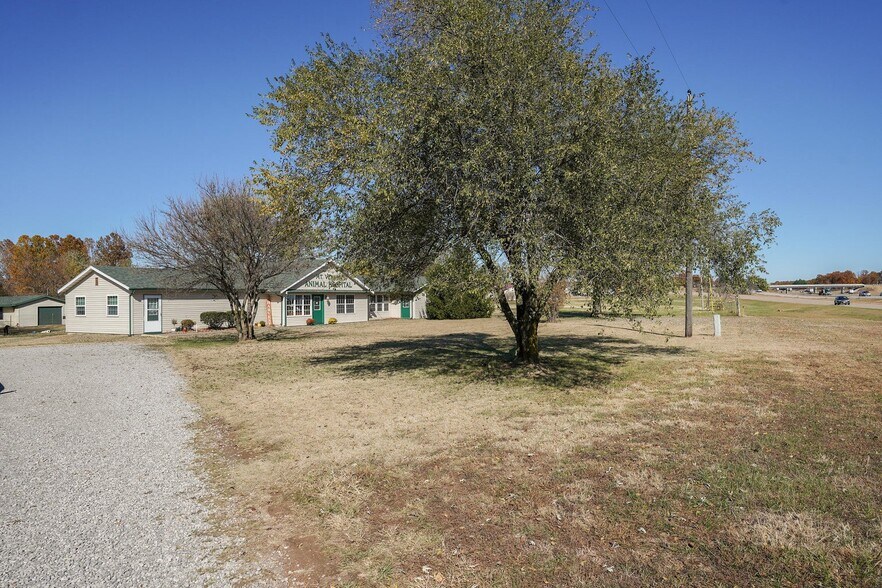 More Photos Of 11159 Lawrence 1163, Mount Vernon Veterinarian Kennel For Sale