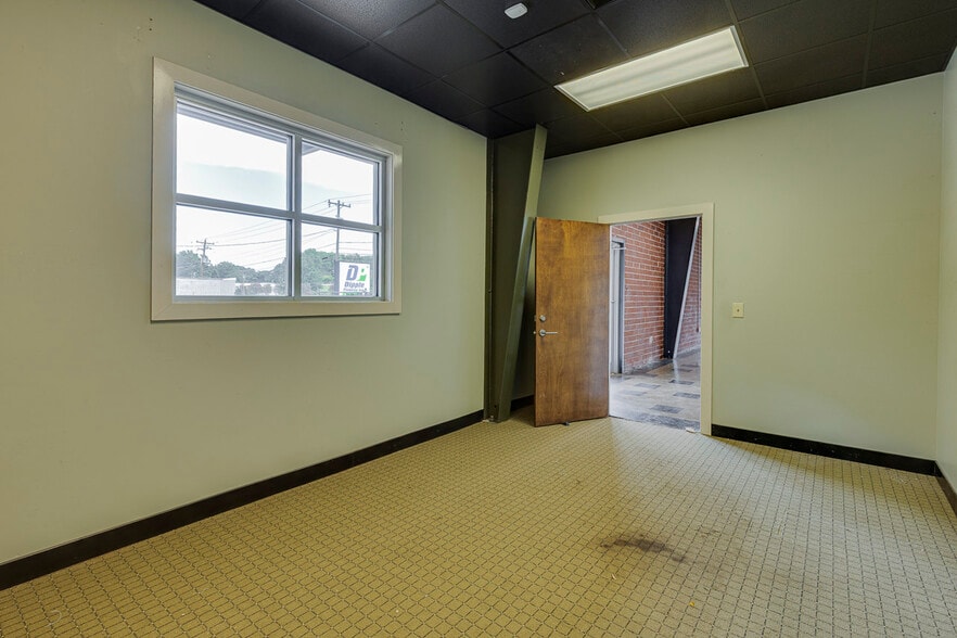 More Photos Of 211 N Pleasantburg Dr, Greenville Light Manufacturing For Sale