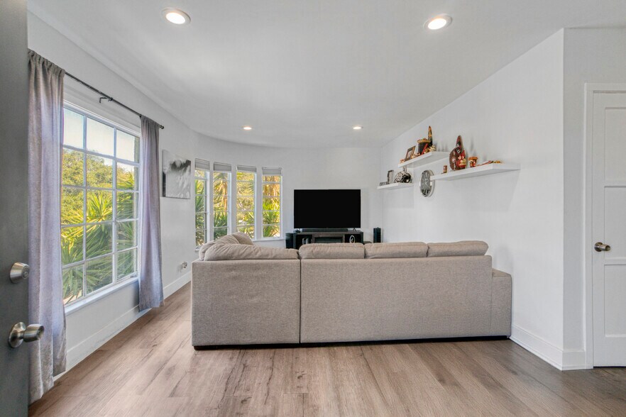 More Photos Of 1150 Masselin Ave, Los Angeles Apartments For Sale