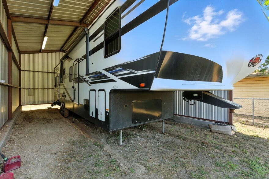 More Photos Of 104 Yuma Street, Lipan Warehouse For Sale