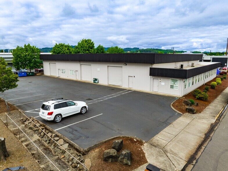 More Photos Of 4224 W 7th Ave, Eugene Service For Lease