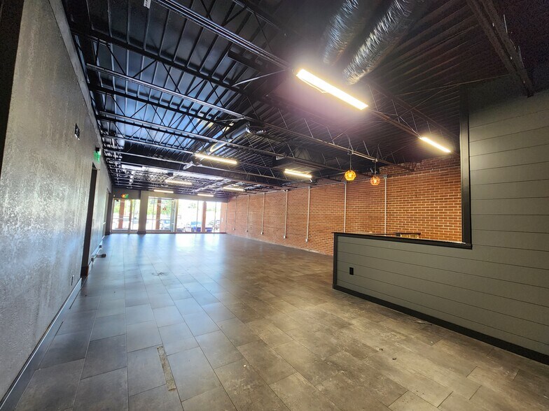 More Photos Of 521 S Glenstone Ave, Springfield General Retail For Lease