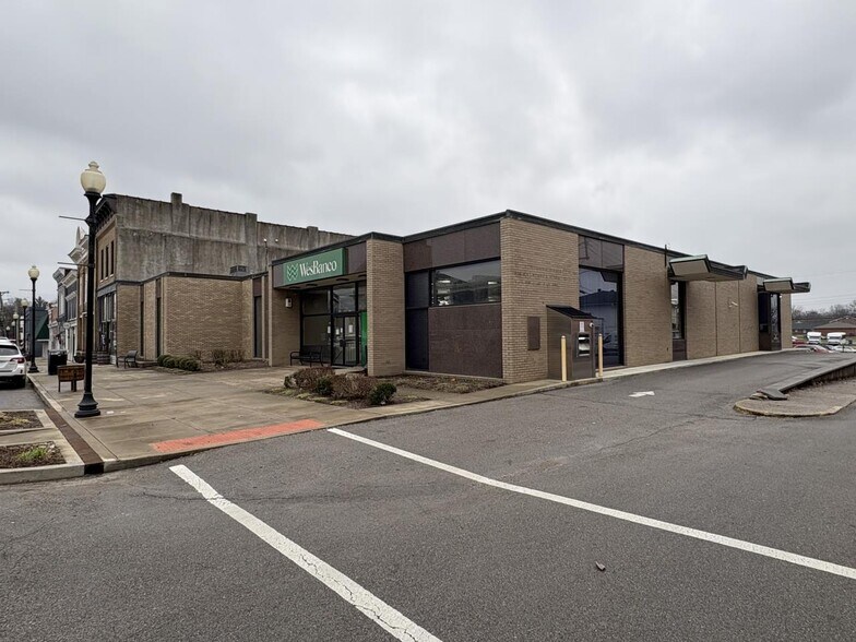 More Photos Of 128 S Main St, Lawrenceburg Freestanding For Sale