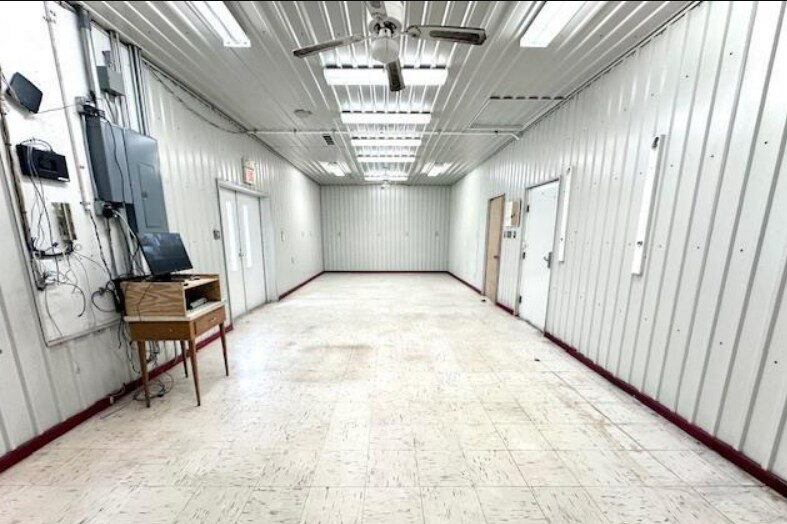 More Photos Of 584-586 S Section St, Sullivan General Retail For Sale