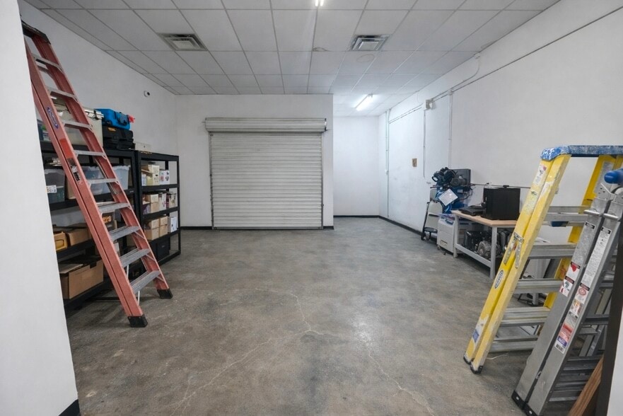More Photos Of 10606 Shady Trl, Dallas Showroom For Sale