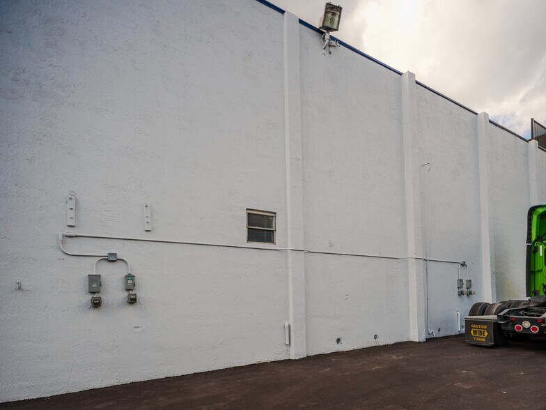 More Photos Of 500 NE 185th St, Miami Refrigeration Cold Storage For Lease