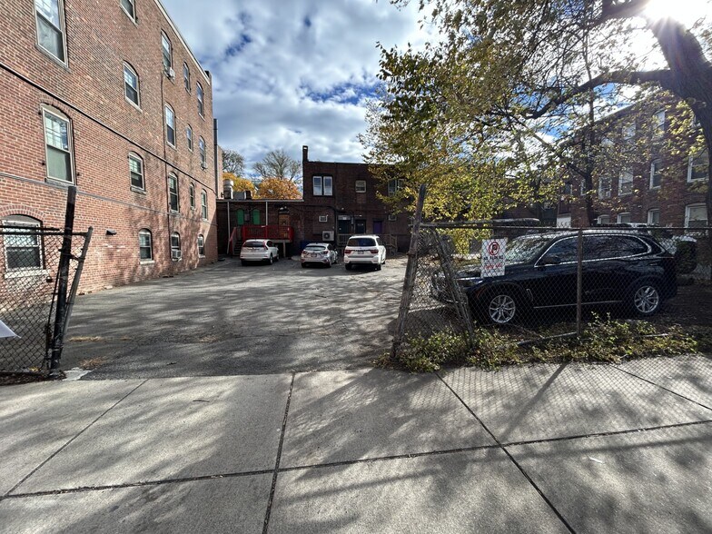 More Photos Of 22 Washington Ave, Chelsea Restaurant For Sale