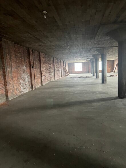 More Photos Of 740 8th Ave, Huntington Warehouse For Lease