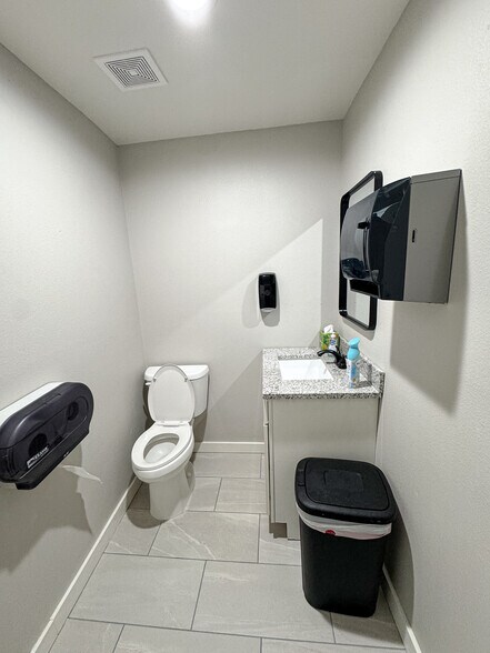 More Photos Of 119 E 2nd St, Hallettsville Office For Lease