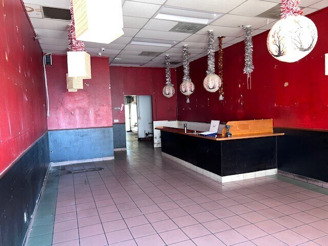 More Photos Of 17703-17715 Saticoy St, Reseda Unknown For Lease