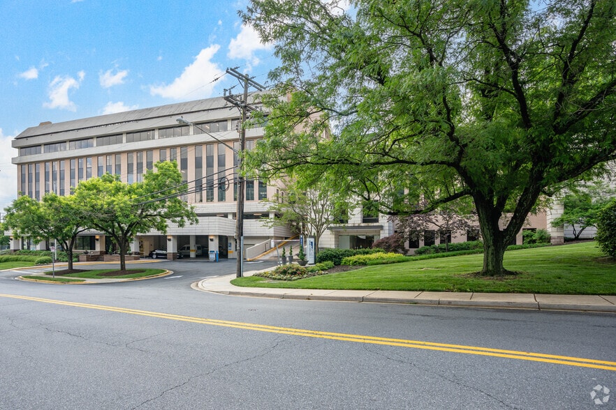 More Photos Of 5410 Edson Ln, North Bethesda Office For Lease