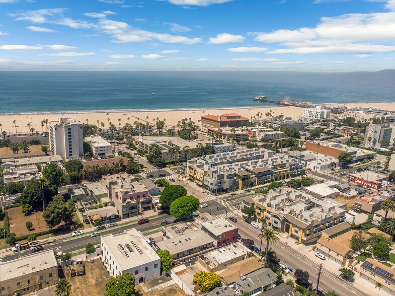More Photos Of 2101 Main St, Santa Monica Storefront Retail Office For Lease