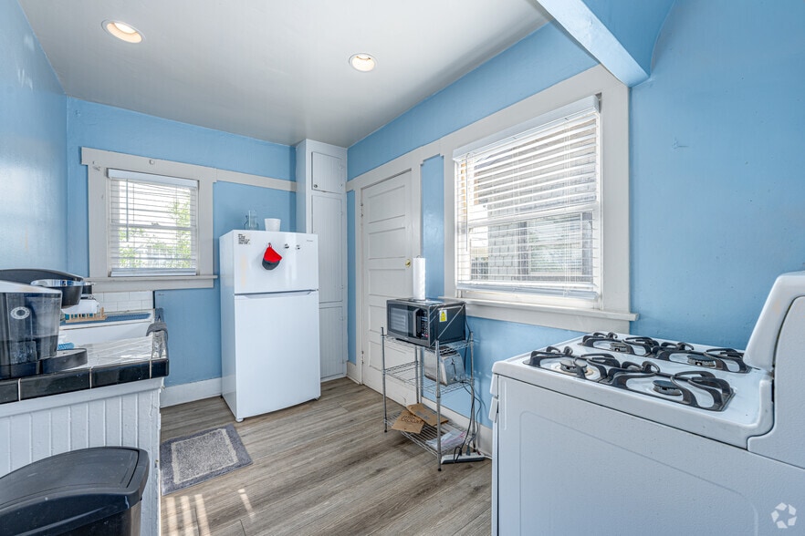 More Photos Of 146-154 N Holliston Ave, Pasadena Rehabilitation Center For Sale