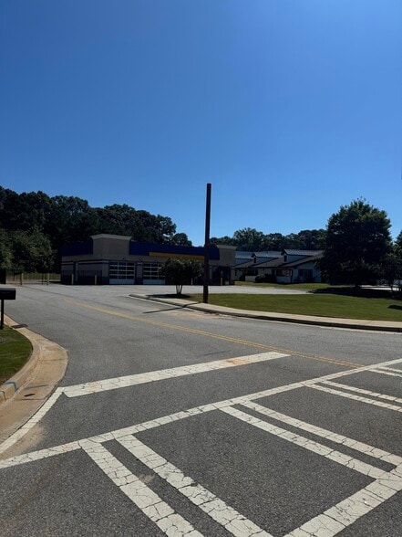 More Photos Of 11430 Tara Blvd, Hampton Freestanding For Lease