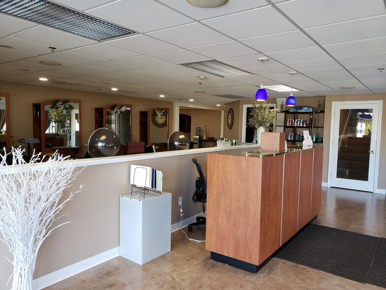 More Photos Of 401 Daniel Webster Hwy, Merrimack Storefront Retail Office For Lease