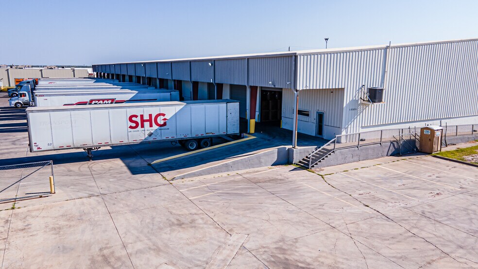 More Photos Of 13806 N Unitec Dr, Laredo Warehouse For Lease