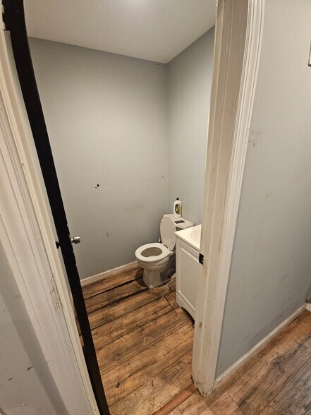 More Photos Of 195-203 N Fehr Way, Bay Shore Warehouse For Lease