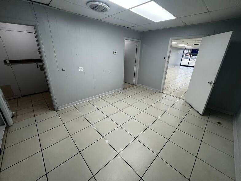 More Photos Of 8610 N Suwanee Ave, Tampa General Retail For Sale