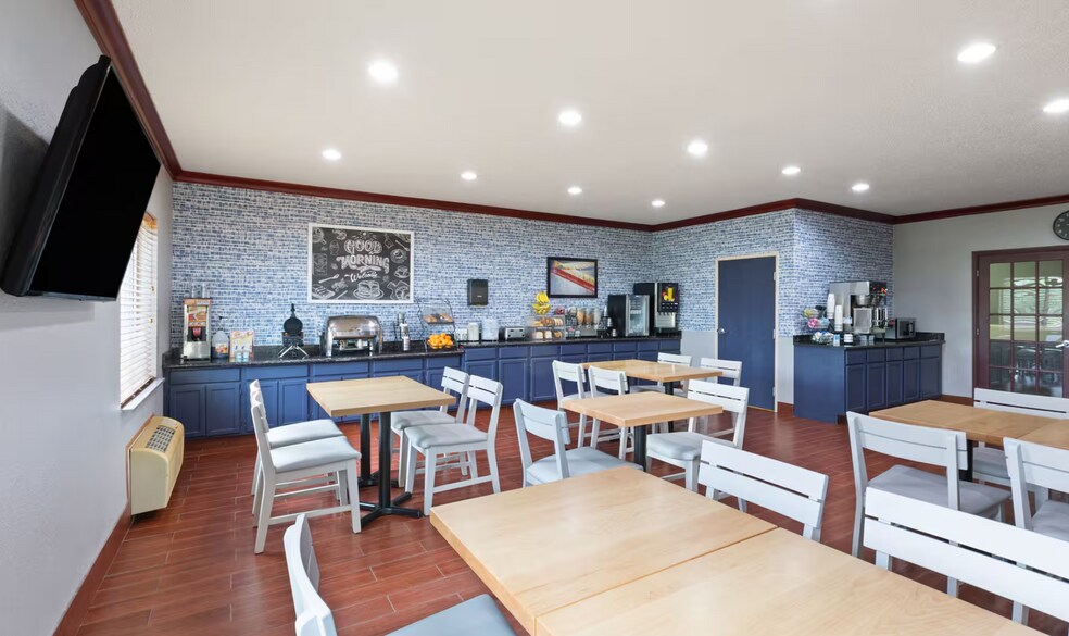 More Photos Of 2210 West St S, Grinnell Hotel For Sale
