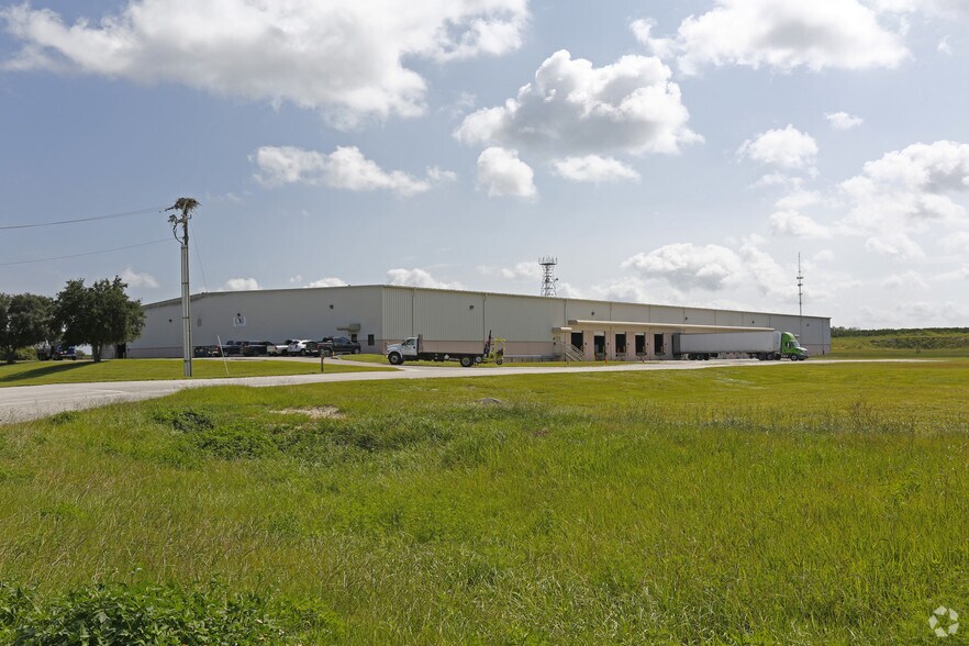 Primary Photo Of 13037 Distribution Blvd, Lake Placid Distribution For Lease