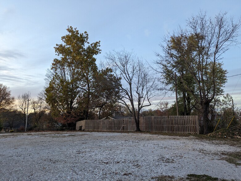 More Photos Of 516 S Main St, Nixa Service For Sale