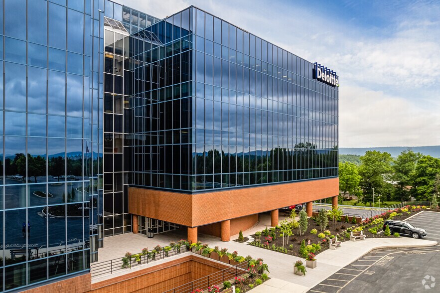 More Photos Of 300 Corporate Center Dr, Camp Hill Office For Lease
